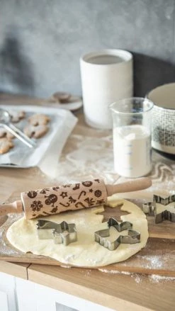 De gros ???? Maisons Du Monde Vaisselle De Noël Rouleau à Pâtisserie De Noël En Hêtre ???? -pots et bonbonnières Soldes rouleau a patisserie de noel en hetre 1000 11 9 208125 2